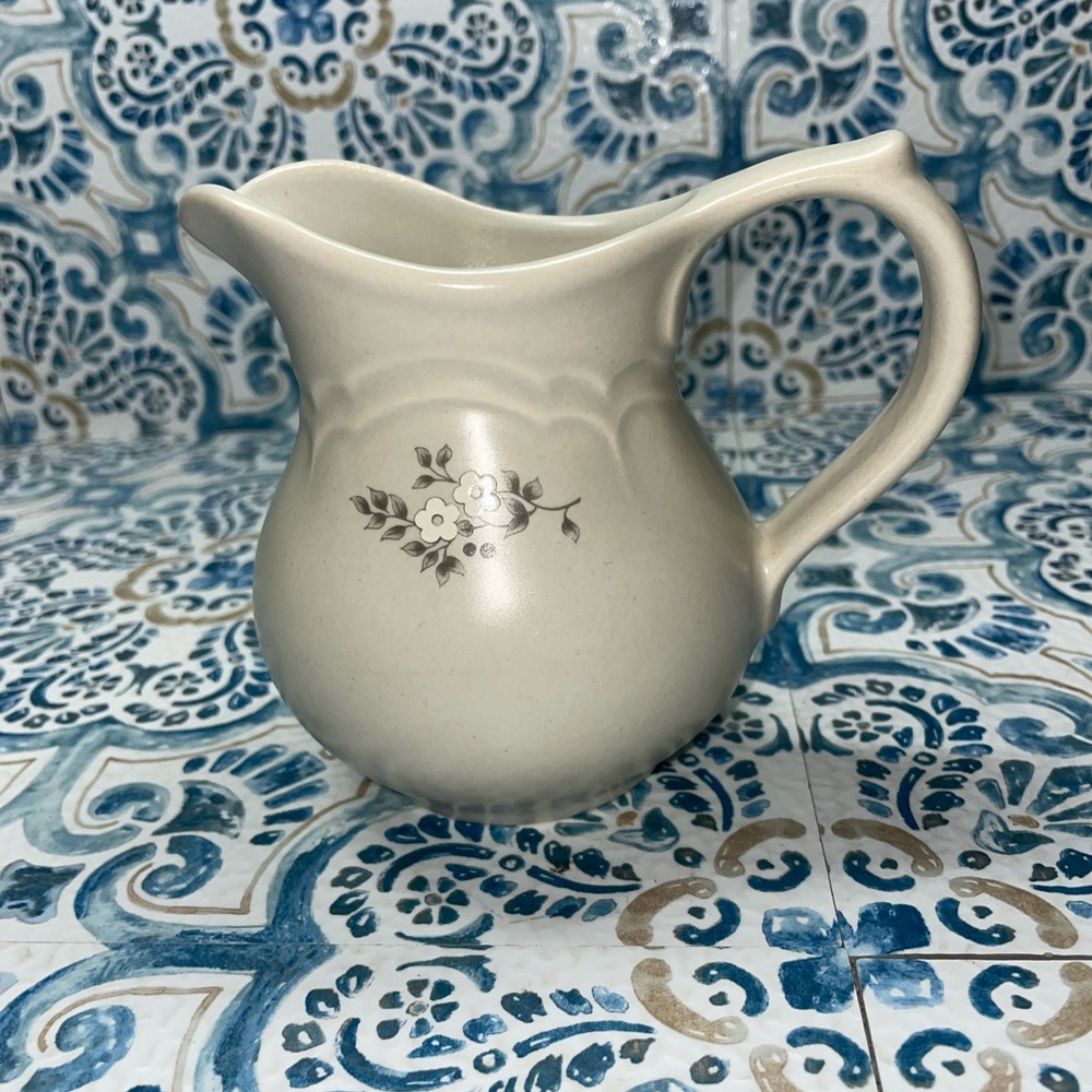 Pfaltzgraff Heirloom 10 Ounce Creamer Cream Pitcher White Flowers "P" Mark 024